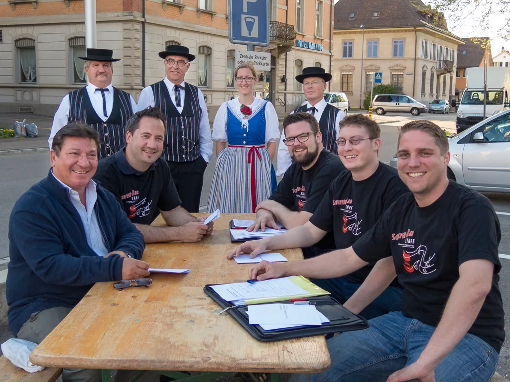 Bild von der Gründungsversammlung anno 2015 inklusive Delegation des Jodelchörli am Pfäffikersee in Tracht.